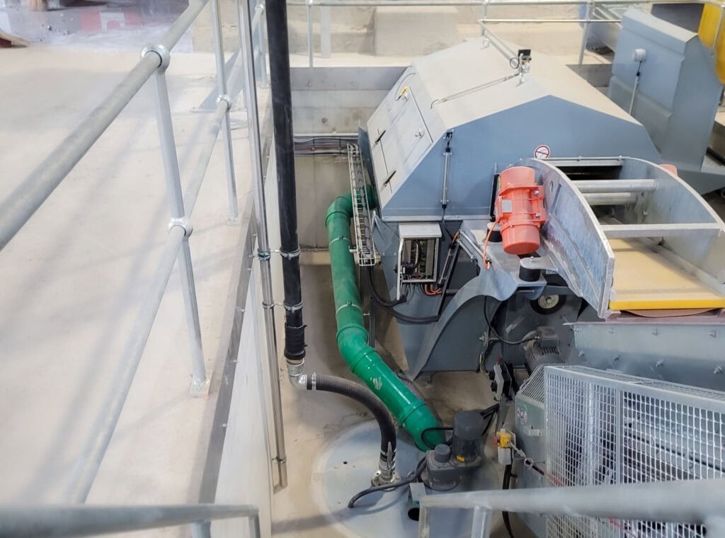 Recycling of wash water and waste concrete